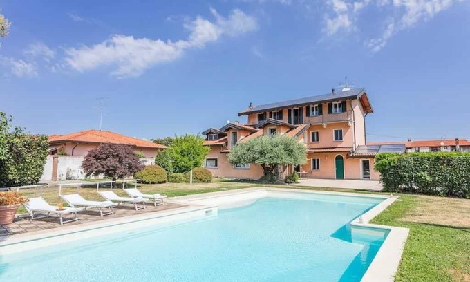 Divignano House | Villa near Milan with swimming pool