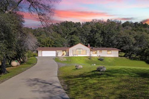 Oakhurst Villa | Villa near Yosemite & bass lake w/Hot Tub/EVcharge