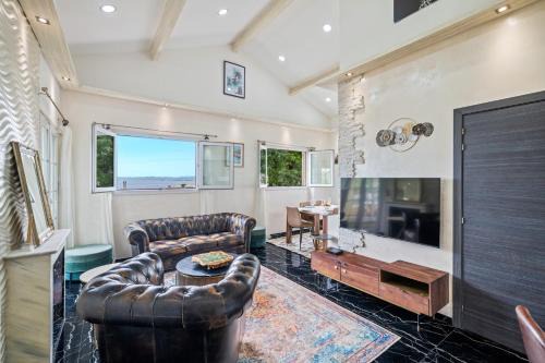 Lazaret House | Villa Nissarda, Maison Niçoise avec vue mer, parking, à 5 minutes du port