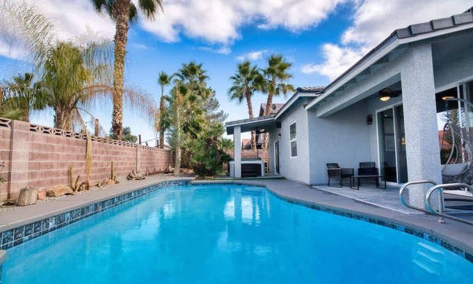 Paradise House | Villa Oasis CLOSE 2 STRIP! Private Hot tub & Heated Pool