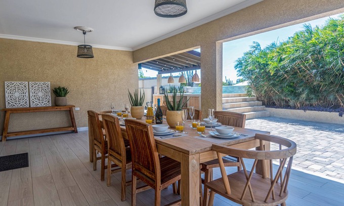 Bubali Villa | “Villa Oasis” Walking distance to beach, supermarket and restaurants.