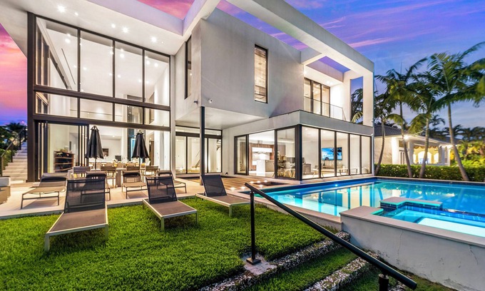 Hallandale Beach Apartment | Villa Okasa: Modern Marvel with Pool + Jacuzzi + Pool Table + BBQ