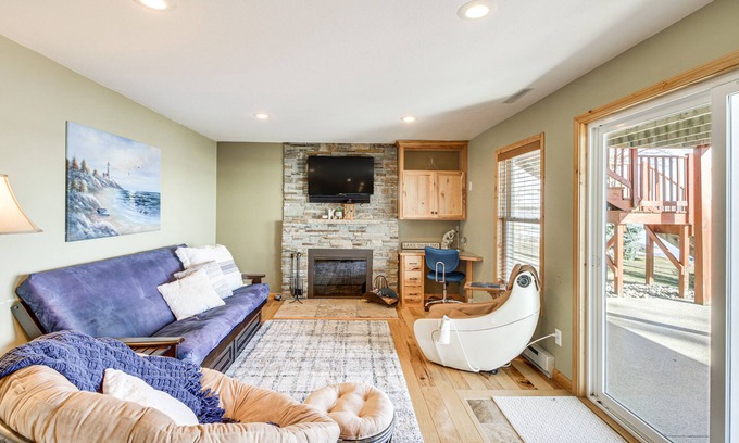 Alexandria House | Villa on Lake Darling: Fire Pit, Deck & BBQ!