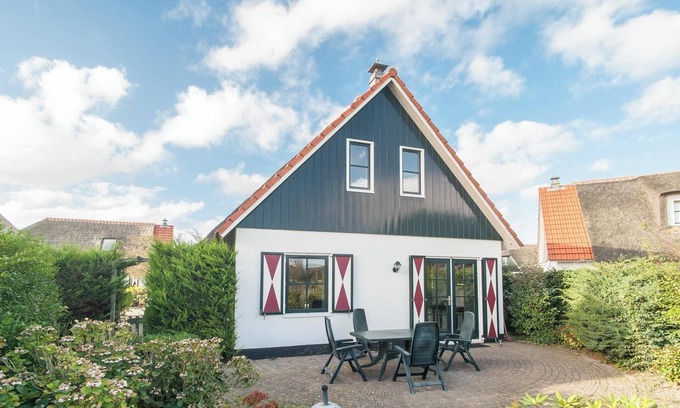 Callantsoog Villa | Villa on Water with Buitenplaats Views