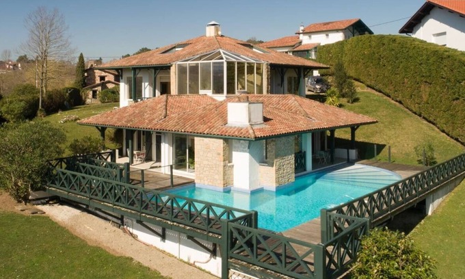 Urrugne Villa | Villa ONGIZATEA-Rez de Chaussée with swimming pool 10 minutes from St Jean de Luz