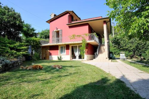 Apecchio House | Villa per gruppi fino a 20 persone, con piscina privata, camino e grande giardino nelle colline marchigiane