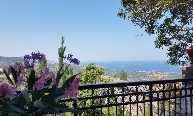 Petra House | Villa Petri - A beautiful traditional house with sea views and stunning sunsets