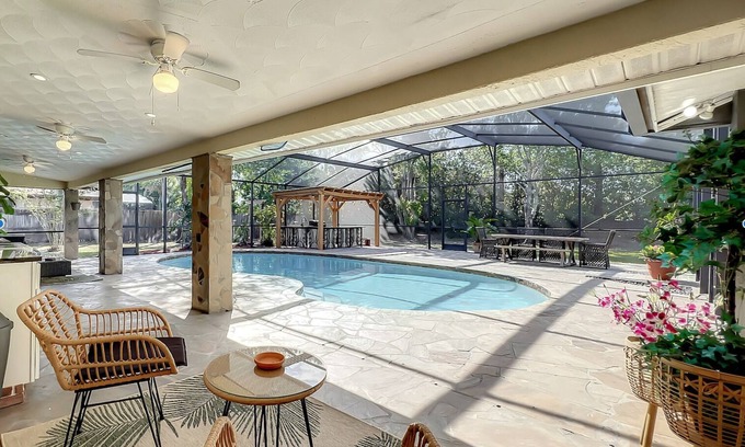Orlando House | Villa Pilar - King Bed Pool Outdoor Kitchen & Dining Near Attractions