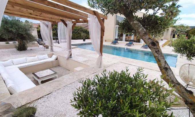 Plaissan Villa | Villa Provençale | SPA/Pool/Cinema surrounded by vineyards