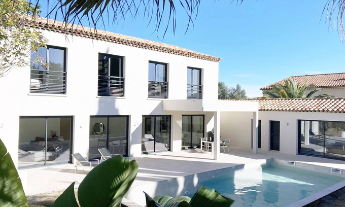 Saint-Raphael Villa | Villa Récente de Standing 210m² Piscine 16 Personnes 5 mn de la mer