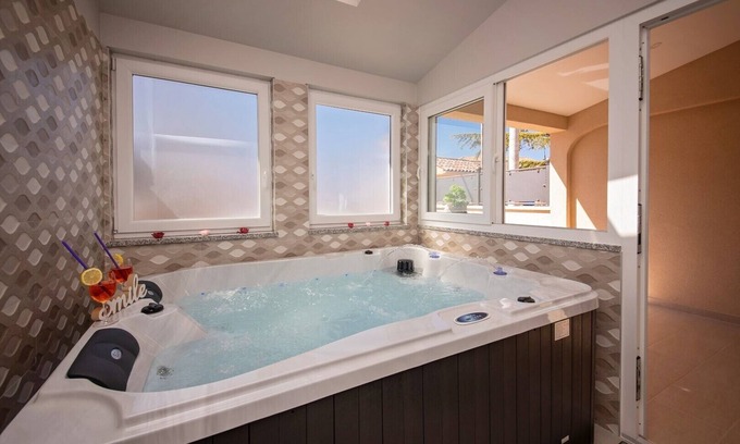Kastelir Villa | Villa Relax,Kastelir with Sauna and Jacuzzi