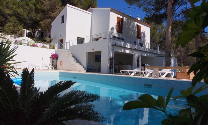Arnella Villa | Villa Renate 5min walk sand beach Large Pool WiFi Airco 5 Bedrms 2 Kitchens