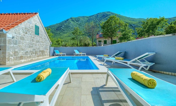 Rascane Villa | Villa Roglić in Dalmatian Hinterland with private pool, tennis, bocce and golf court