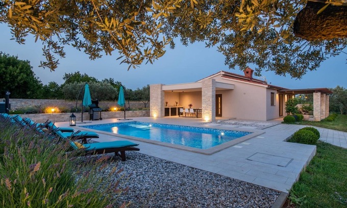 Mali Vareski Villa | Villa Silentio with Jacuzzi and Pool (4+2)