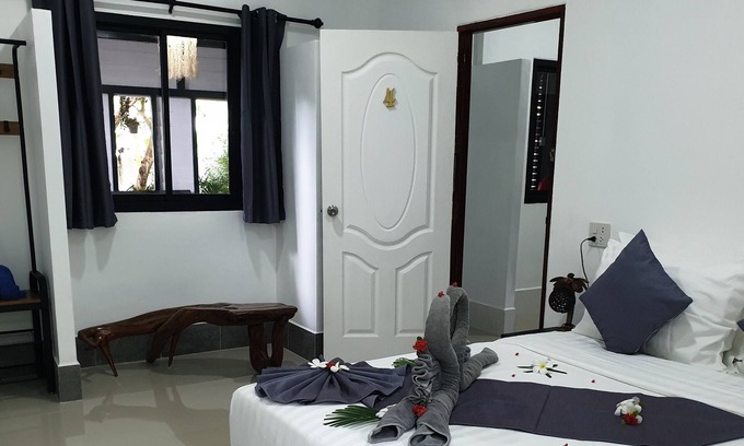 Ko Lanta Villa | Villa - Sleeps 8 - Terrace - Beach Close