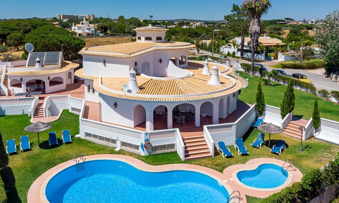 Vale Navio Villa | Villa Solar das Palmeiras is a large traditional style villa ideal for large groups or families