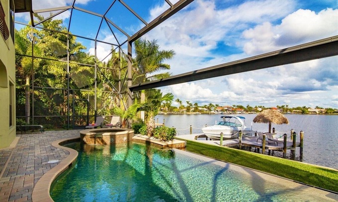 Eight Lakes House | Villa Southern Shores - Luxury Waterfront Escape with Heated Pool/Spa