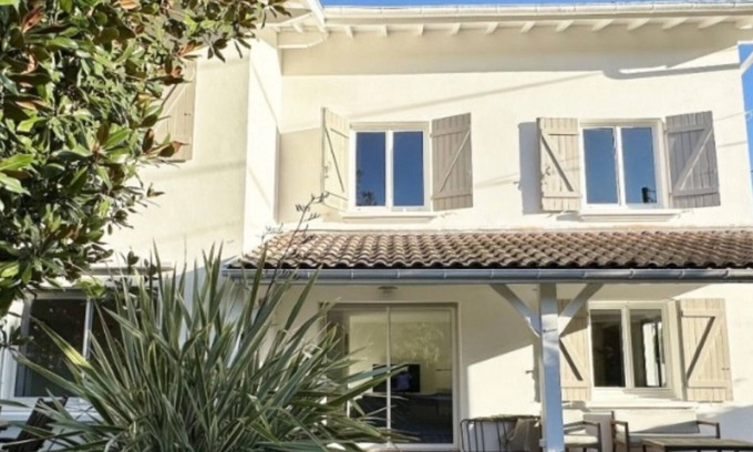 Soustons Villa | Villa Spacieuse 200m2 Offrant Calme Fraîcheur Séparée du lac par la Pinède