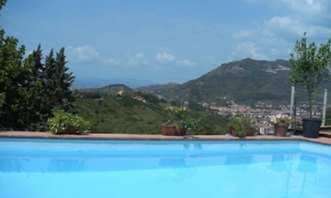 Carrara Villa | Villa surrounded by vines with swimming-pool and panoramic views