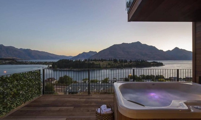 Queenstown Villa | Villa Tihi |Lake Views, Hot Tub, Gas Fire, BBQ, AC