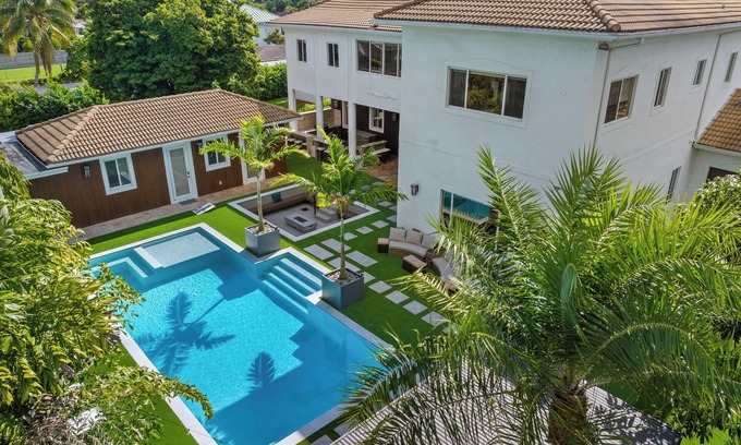 Miami Shores House | Villa Tortuga: 10 BR 9,500 sq. ft Extravagant Miami Estate w pool, movie theater