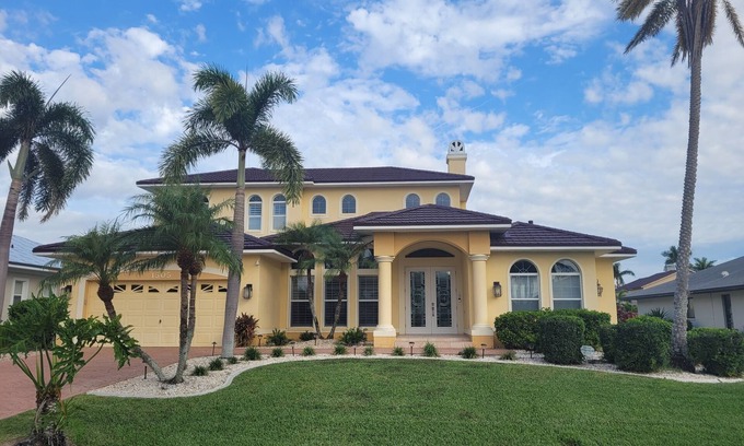 Pelican Villa | Villa Ultima, Ultimate Location, 3 Minute Walk to Cape Harbour Marina