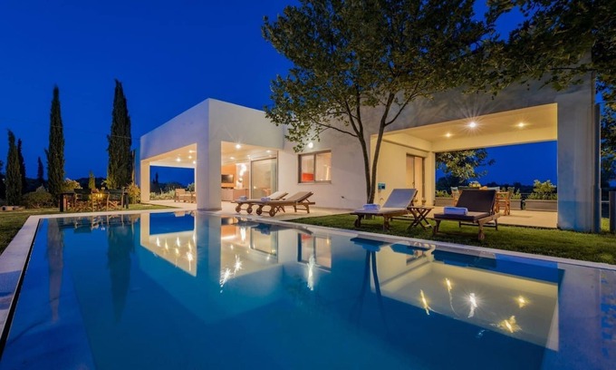 Romirion Villa | Villa Verano - Spacious 5-BDR & 5-BTH villa