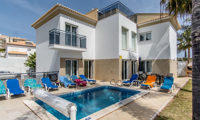 Correeira Villa | Villa Vilas Boas, 10 minute walk from the Fisherman's beach and 5 from strip