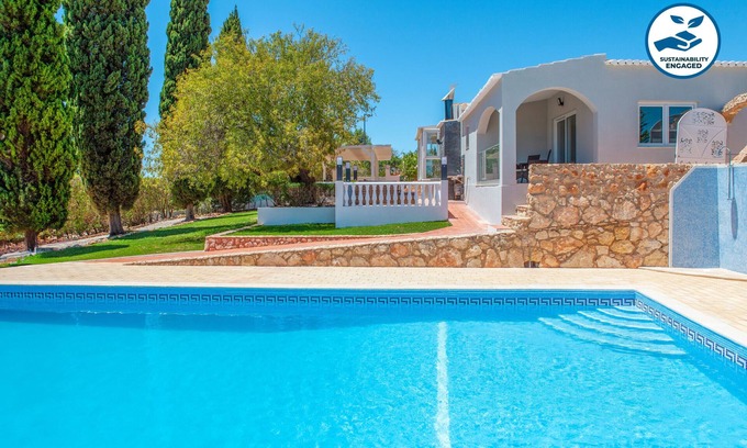 Lagoa e Carvoeiro Villa | Villa w/pool, jacuzzi, garden & BBQ in Lagoa