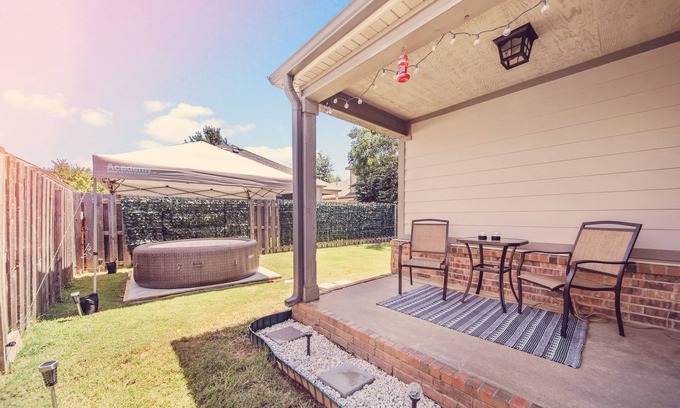Fayetteville House | Villa with Hot Tub, Theatre and Game Room - Minutes to U of A!