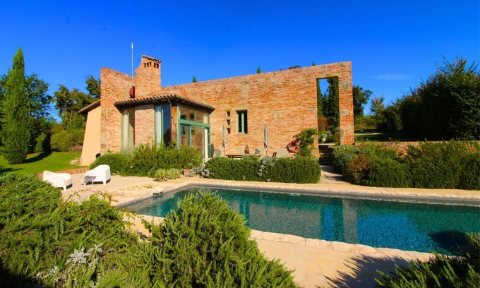 Foiano della Chiana Villa | Villa with private pool nestled in the hills of Pozzo della Chiana. Well-equipped kitchens, air cond