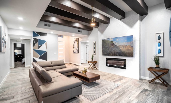 Chamberino Villa | VILLA WITH MASTER SUITE CLOSE TO SHOPPING 4 BR 3BA