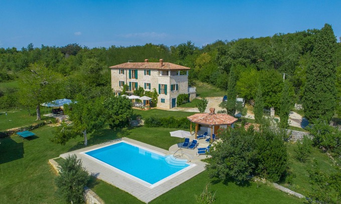 Rakotule Villa | Villa With Pool in stunning country, only 20 Mins to the Sea, free wi fi