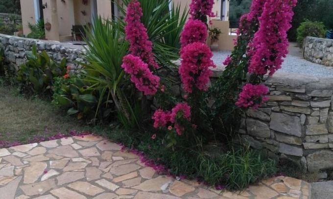 Monopari Villa | Villa with stunning views of the 'White Mountains'