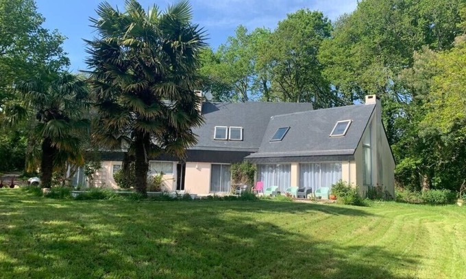 Quimper Villa | Villa with swimming pool beach road