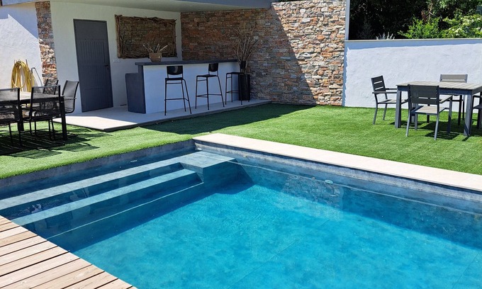 Toulon House | VillaPapyrusToulon, Heated pool, Jacuzzi, 3 bedrooms, 3 bathrooms, 3 WCs, Air conditioning.