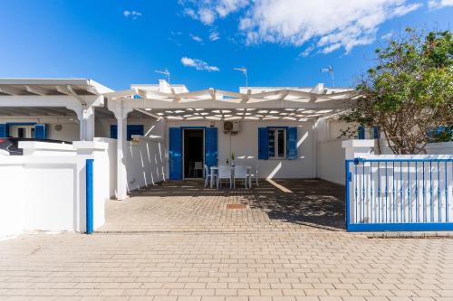 Posto Rosso House | Villetta Giardino dei Pini by BarbarHouse