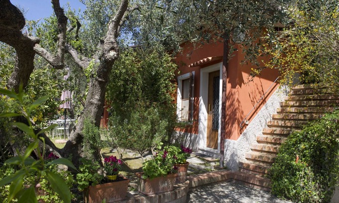 Castelnuovo Magra House | VILLINO LA CASETTA - Castelnuovo Magra - Independent Villa dipped in the green of secular olives, on the border between Liguria and Tuscany close to the Cinque Terre.