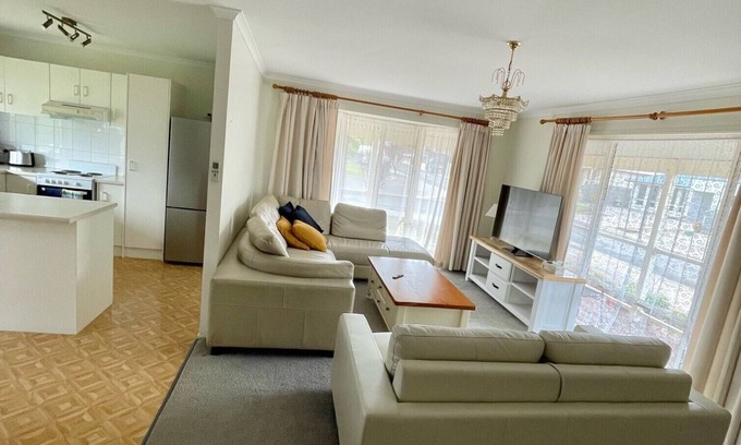Port Vincent House | Vincent Hideaway - Walking distance to beach, shops & pub! Off Peak Special!