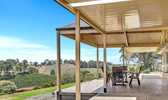 Lenswood House | Vinea Vista - Hillside Homestead amid Rural Beauty