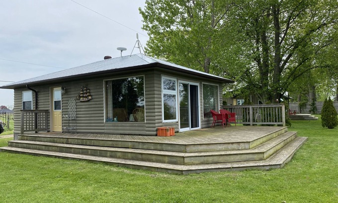 Louth Cottage | Vineyard Cottage on the Lake