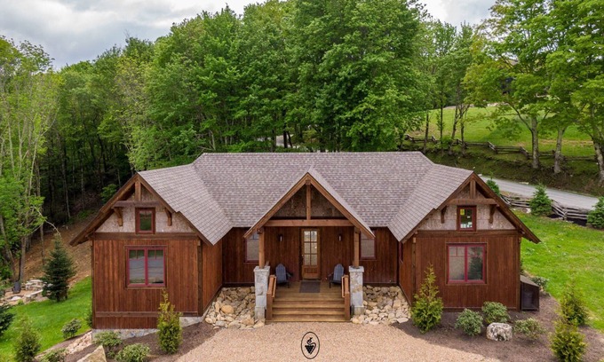 Elk Park Cabin | Vineyard Vista at Eagles Nest - walk to winery, new home