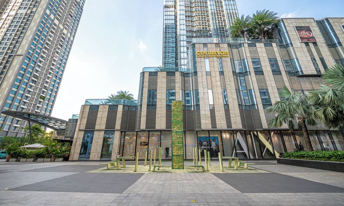 Hang Xanh Apartment | Vinhomes Central Park by Urban Home