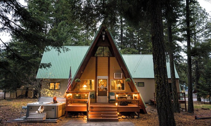 Cle Elum Cabin | Vintage A-Frame: Hot Tub, EV Charger, Lake access, King bed, BBQ