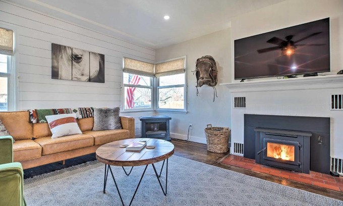 Bishop House | Vintage Bishop House in Downtown with Porch Swing!