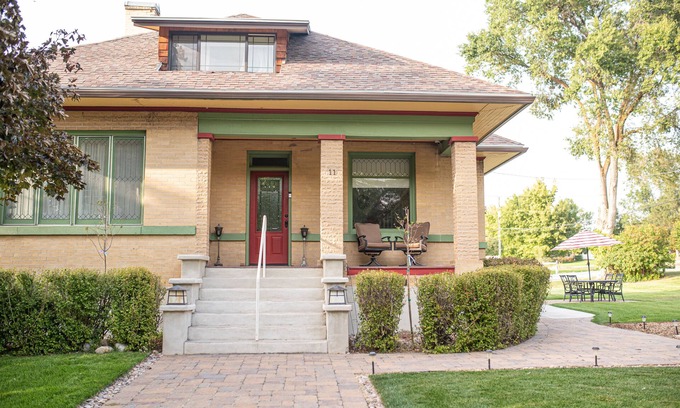 Hyde Park House | Vintage Charmer Entire Home Near Logan