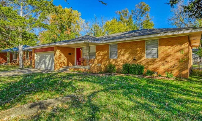Norman House | Vintage home in heart of OU country-uniquely decorated OK themed home-ATT wifi
