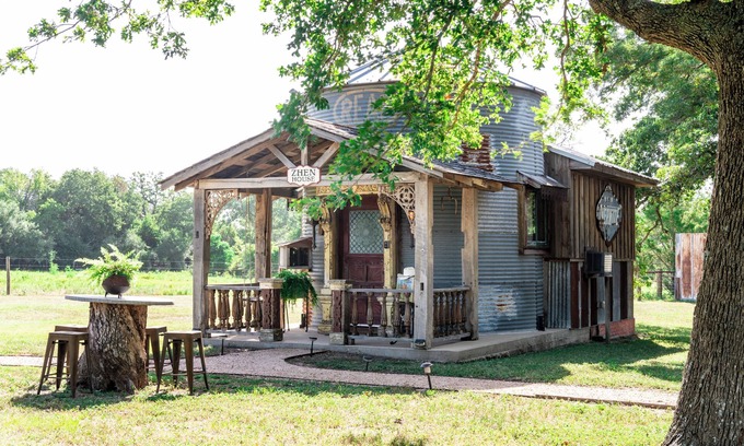 La Grange Cottage | Vintage Silo + Sleeps 3 + 8 Minutes to Round Top!