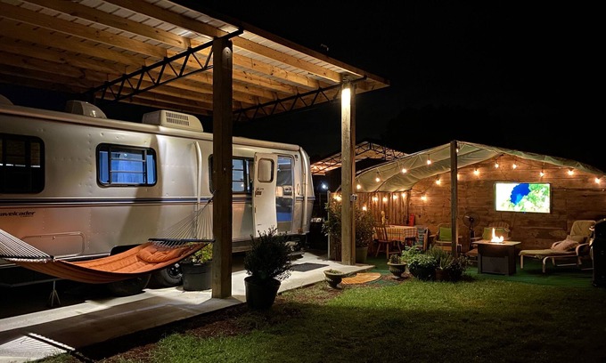 Fairhope House | Vintage Silver Bullet modern Flair & EV Charger Wifi cold A/C Glamping