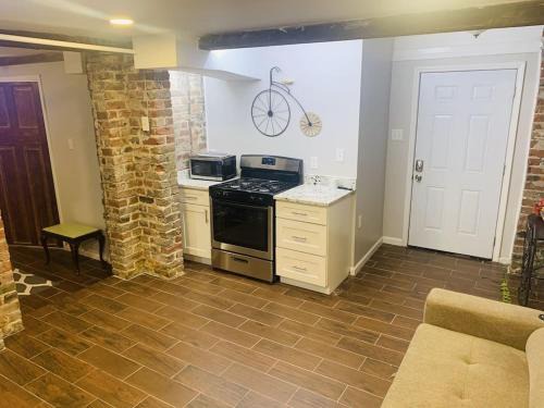 Uptown Historic District Apartment | Vintage Uptown Hidden Gem, Walk to Everything New Renovation!